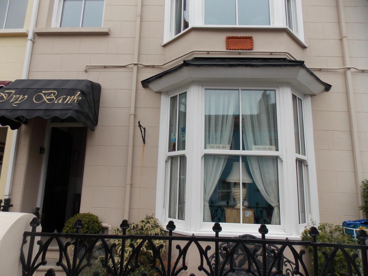 Ivy Bank Guest House Tenby Esterno foto