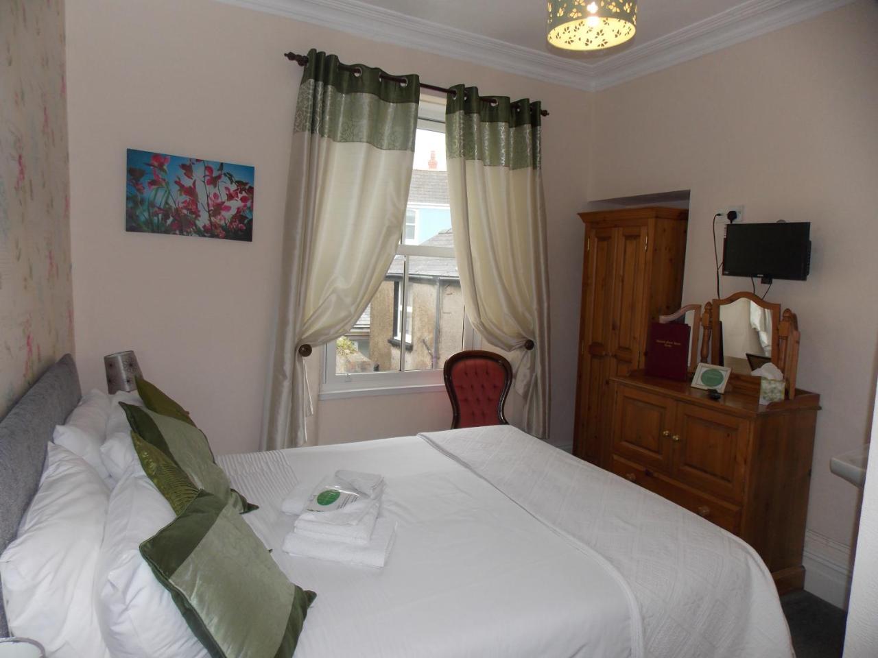 Ivy Bank Guest House Tenby Esterno foto