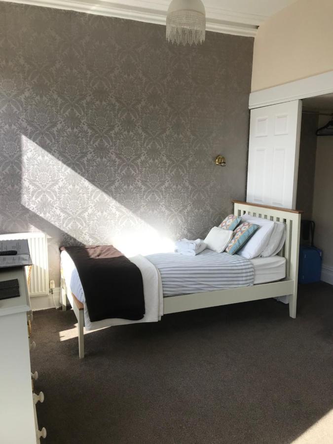 Ivy Bank Guest House Tenby Esterno foto